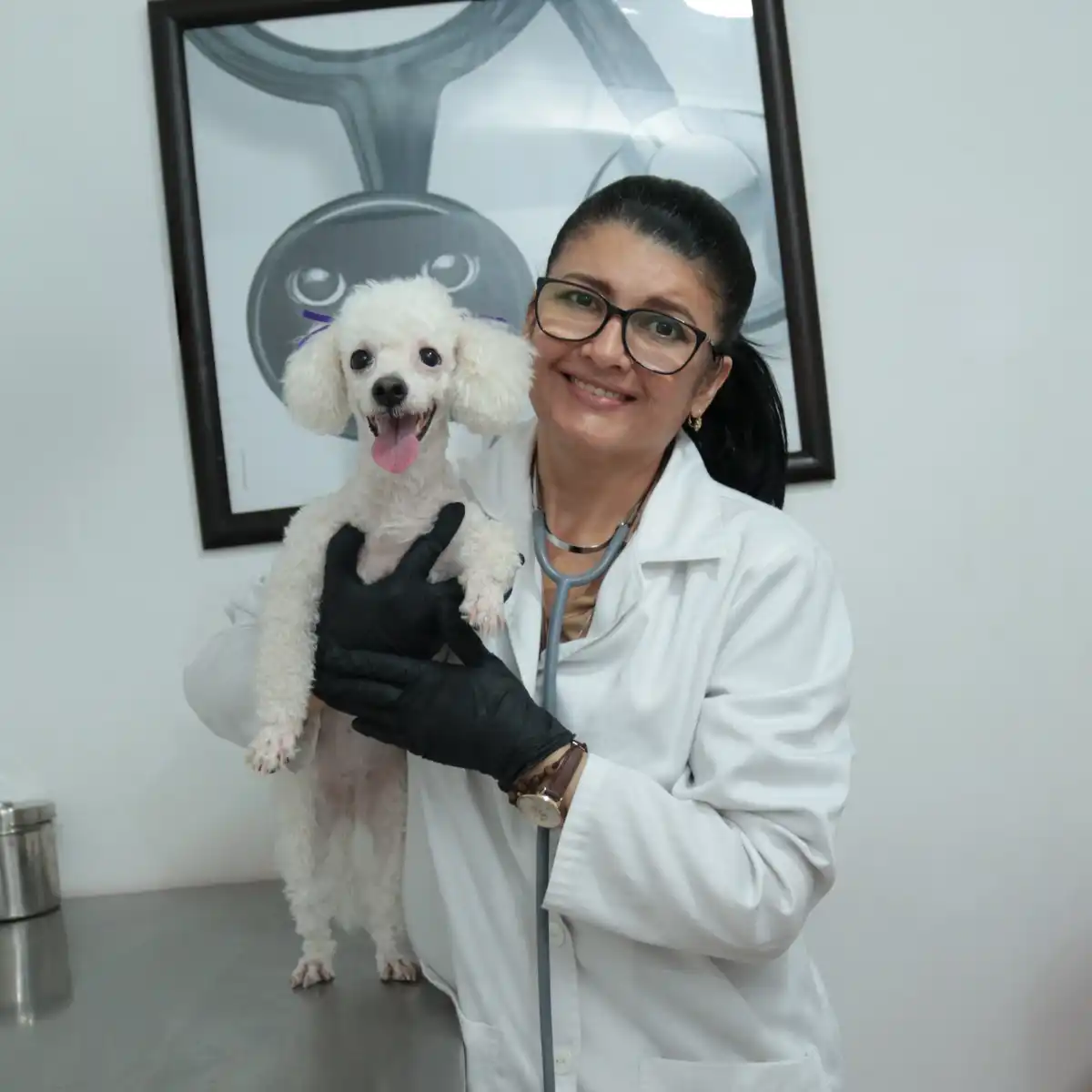 dra-gina-mirando-la-camra-con-perro-feliz